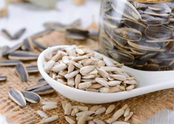 HOW TO EAT SUNFLOWER SEEDS