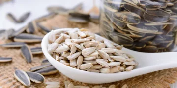 HOW TO EAT SUNFLOWER SEEDS