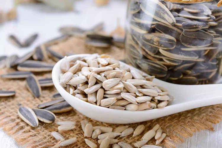 HOW TO EAT SUNFLOWER SEEDS